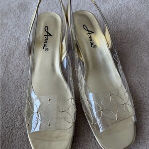 NWOT Annie Gold Clear Slingback Sandals with Gold Accents